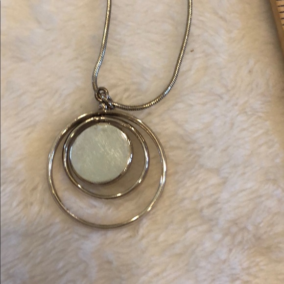 Free when Bundled w/ $15+ Claire’s Necklace - Picture 3 of 4